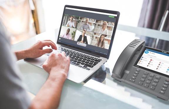 conferencing-and-collaboration-mitel-6940w-and-laptop-video-meeting